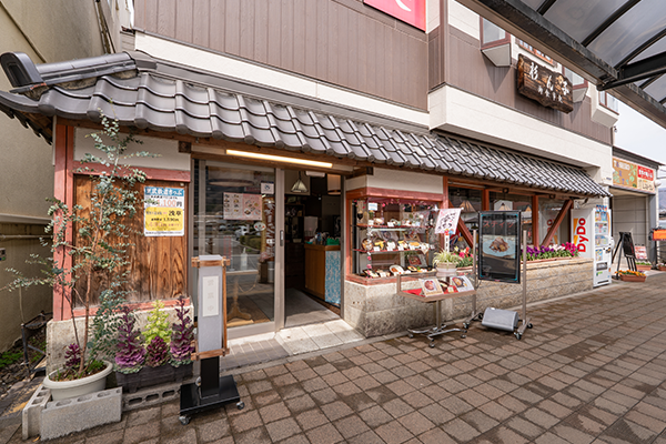 鬼怒川温泉駅から徒歩2分。迷わず行ける好立地