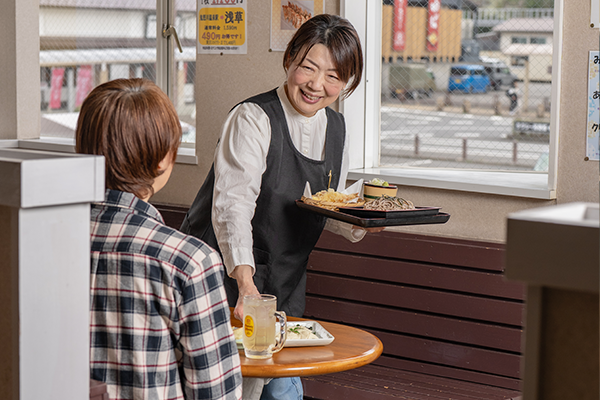 自然体の接客と、旅先ならではの出会い
